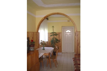 Hungría Privát Egerszalók, Exterior